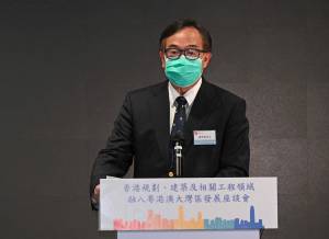 工程界立法會議員盧偉國在座談會上發言。