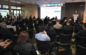 逾100位相關專業學會、協會、專業註冊管理局和企業代表參與座談會。