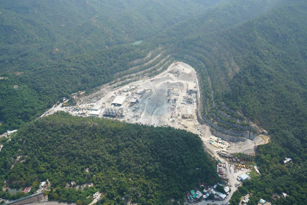 礦務部亦管理本地石礦場的作業及安全運作。圖示屯門的藍地石礦場。