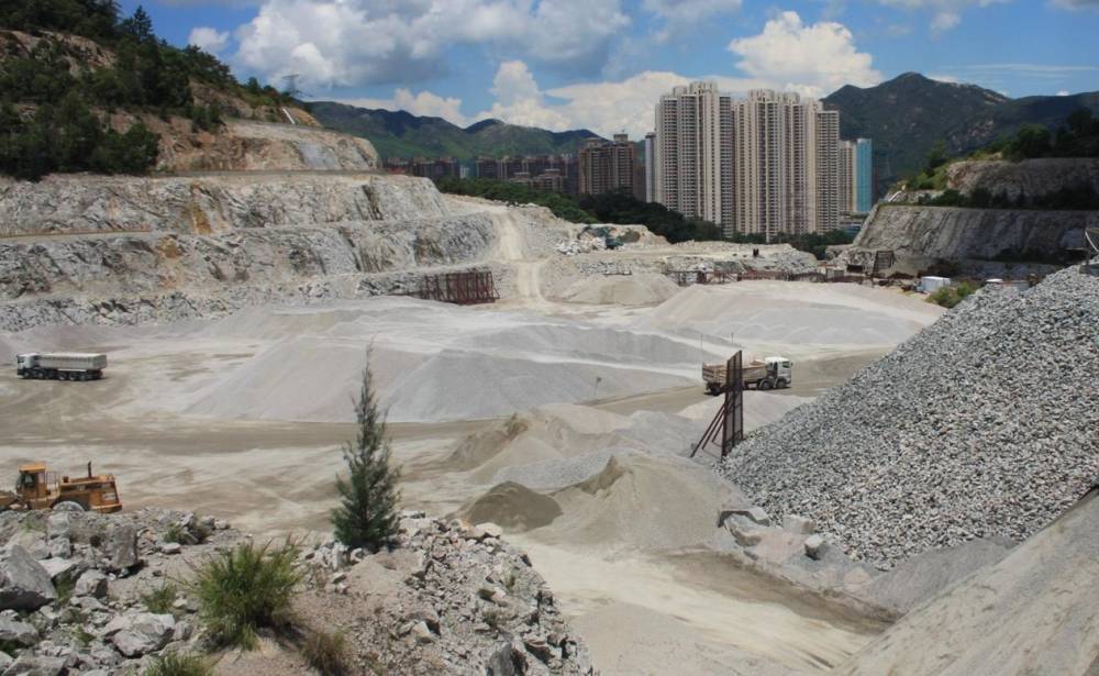 礦務部亦管理本地石礦場的作業及安全運作。圖示屯門的藍地石礦場。