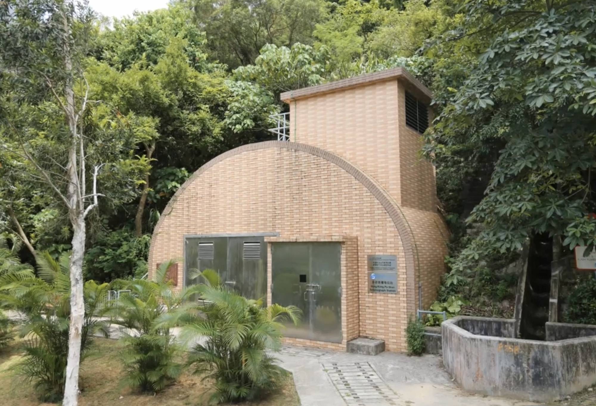 「寶珊排水隧道」由兩條排水隧道和172支排水斜管組成，並配有自動實時地下水監測系統，可調控寶珊地段的地下水位，從而減低發生大型山泥傾瀉的風險。