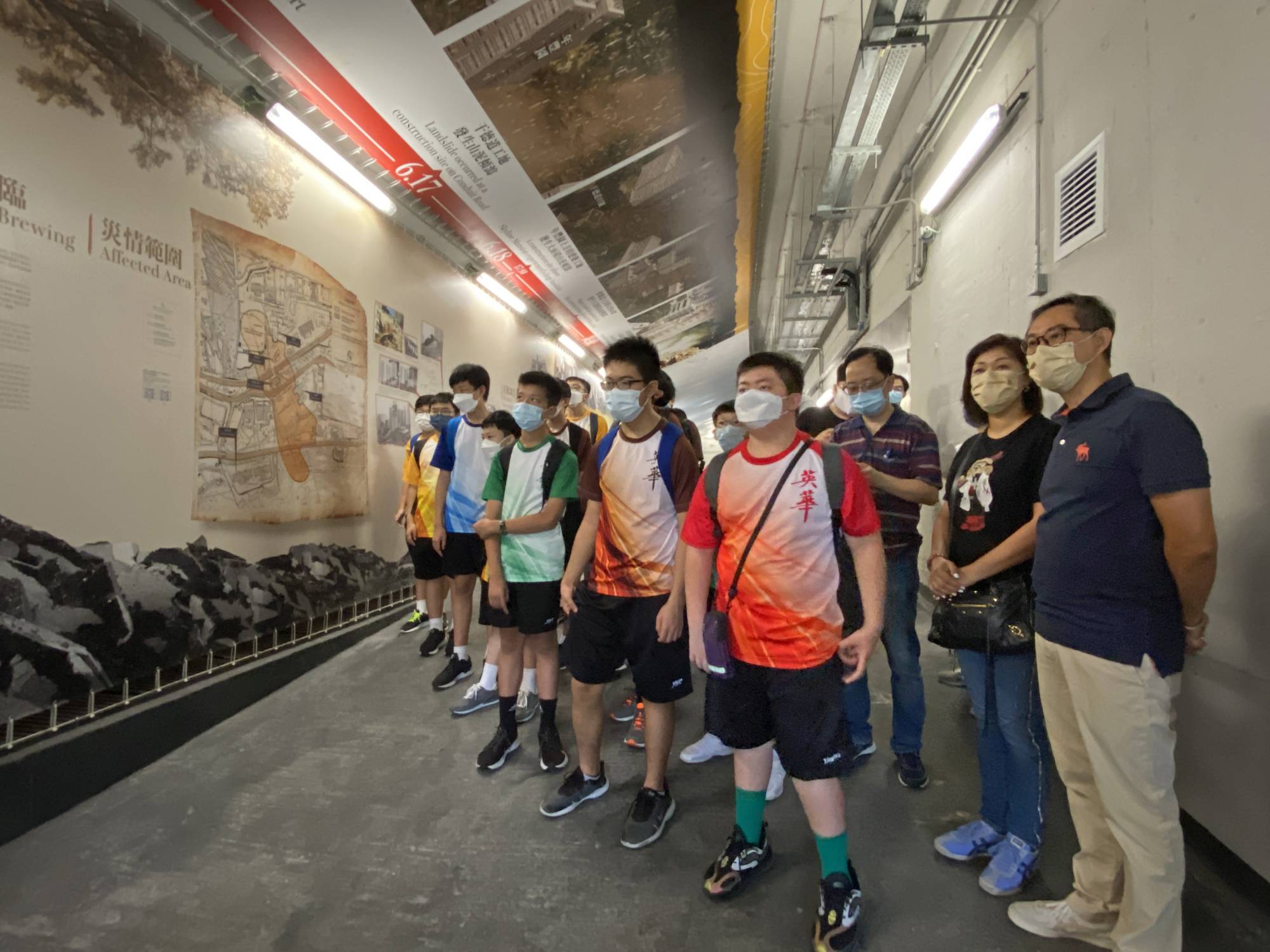 土力工程處早前舉辦「山泥傾瀉科技展學館」導賞團，時任土木工程拓展署署長（現任發展局常任秘書長（工務））劉俊傑（右一）與英華書院的學生一起參觀科技展學館的各項設施。