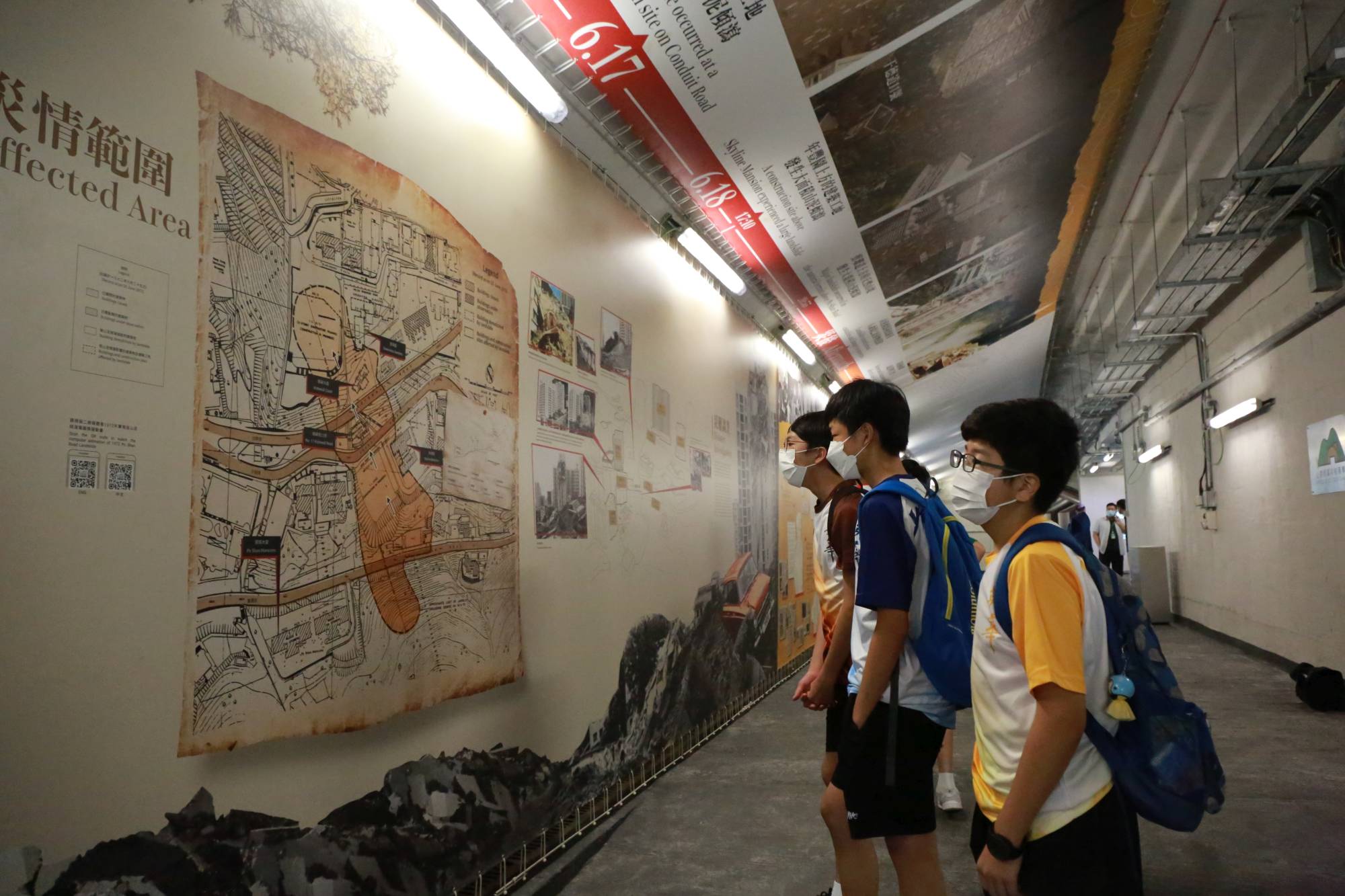 「山泥傾瀉科技展學館」有多個不同主題的展覽廊，包括寶珊災難紀念廊、排水隧道體驗廊、山泥傾瀉知識廊等。圖為寶珊災難紀念廊，展示了1972年寶珊道山泥傾瀉事故的歷史。