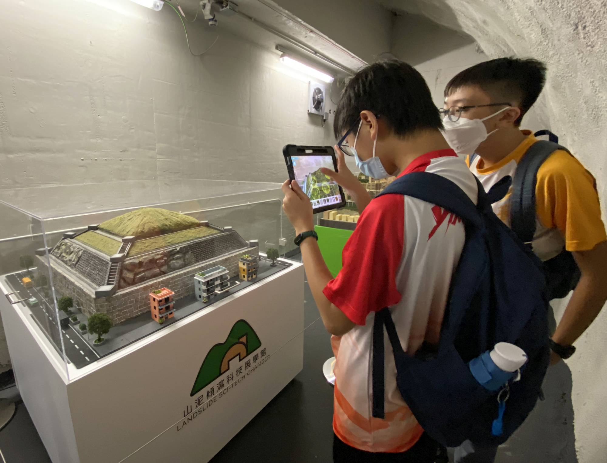 透過「擴增實境」遊戲，導賞團參加者更加了解山泥傾瀉的跡象，以及斜坡維修的重要性。