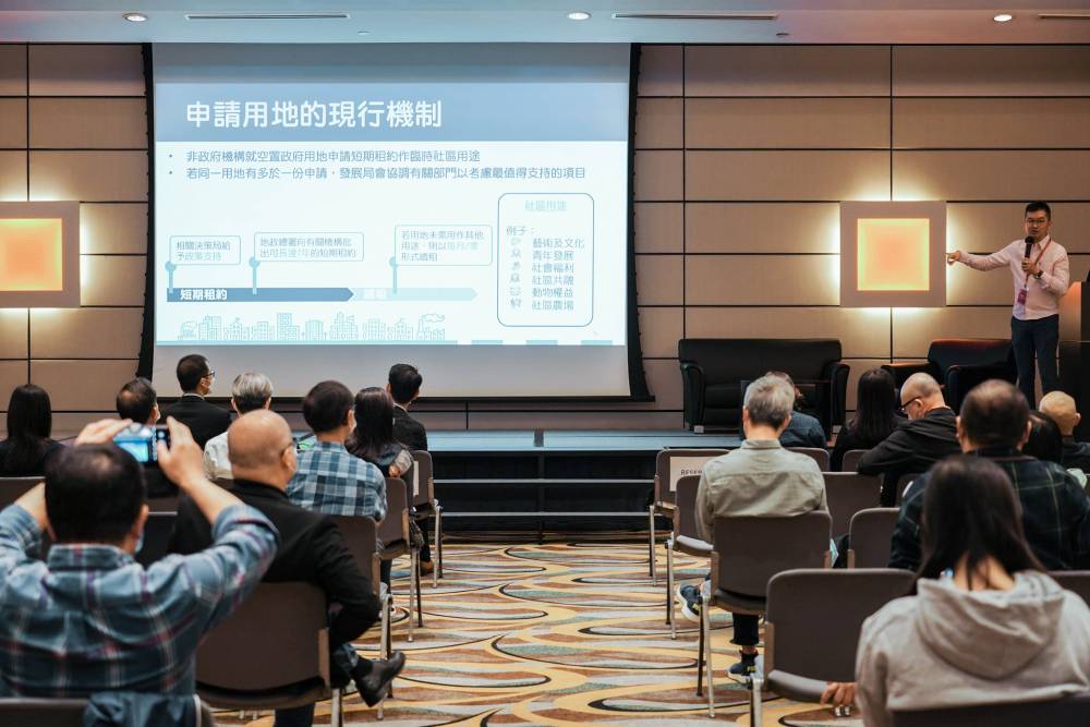 發展局積極參與專業學會及非政府機構合辦的座談會，以提高社會各界對資助計劃的認識。