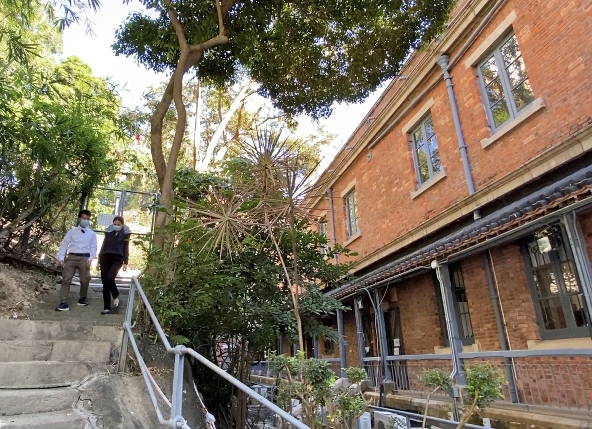 位於香港仔的蒲窩青少年中心，前身為香港仔警署，現為二級歷史建築。這建築群四周有不少植物，加上與斜坡接近，通道狹窄，對保育工作而言是一項挑戰。