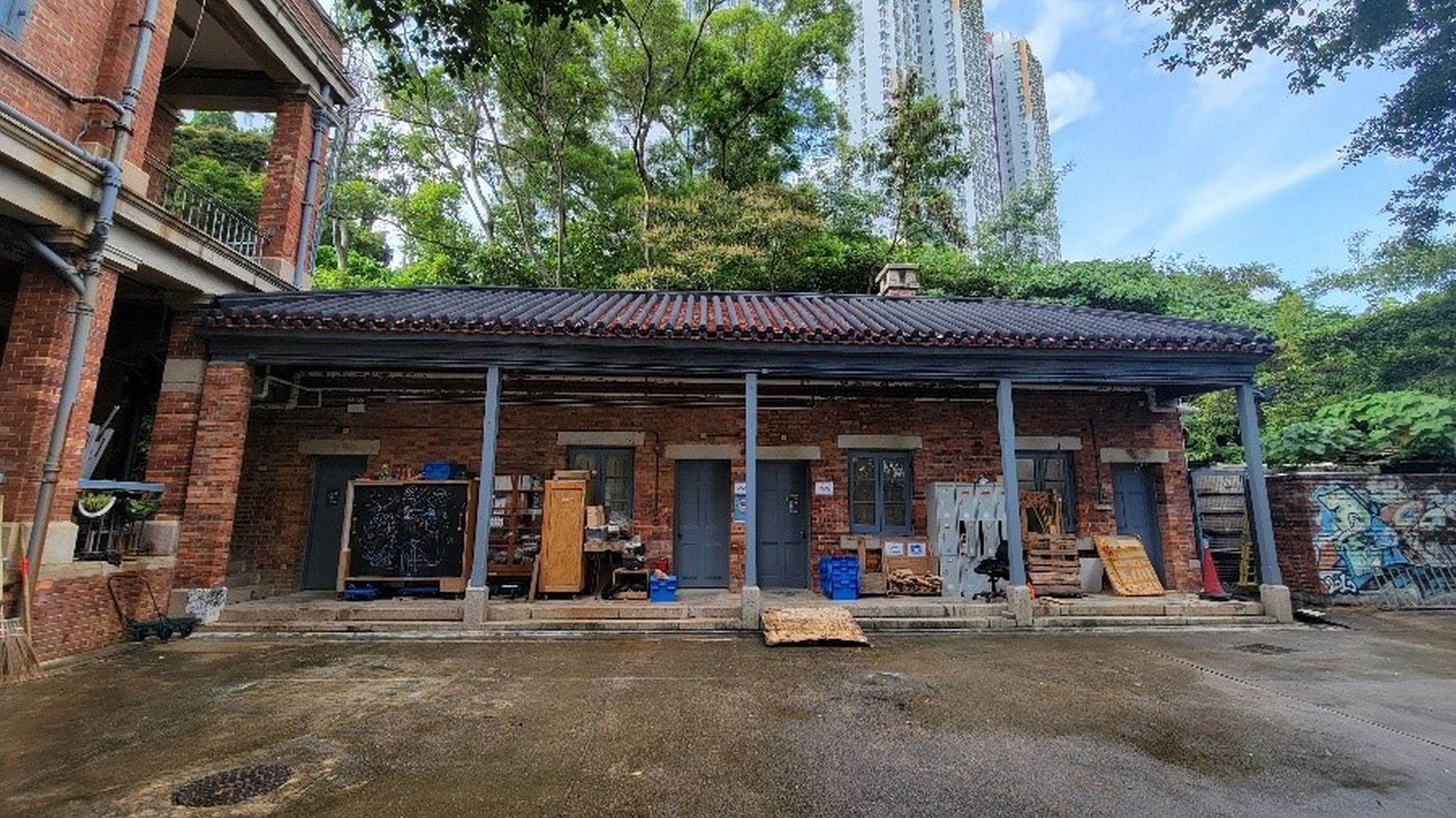 位於香港仔的蒲窩青少年中心，前身為香港仔警署，現為二級歷史建築。這建築群四周有不少植物，加上與斜坡接近，通道狹窄，對保育工作而言是一項挑戰。