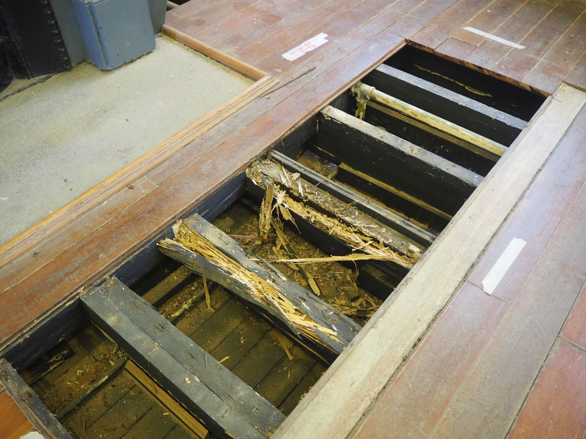 蒲窩內部分木板曾被白蟻侵蝕，圖為木板修復前的相片。