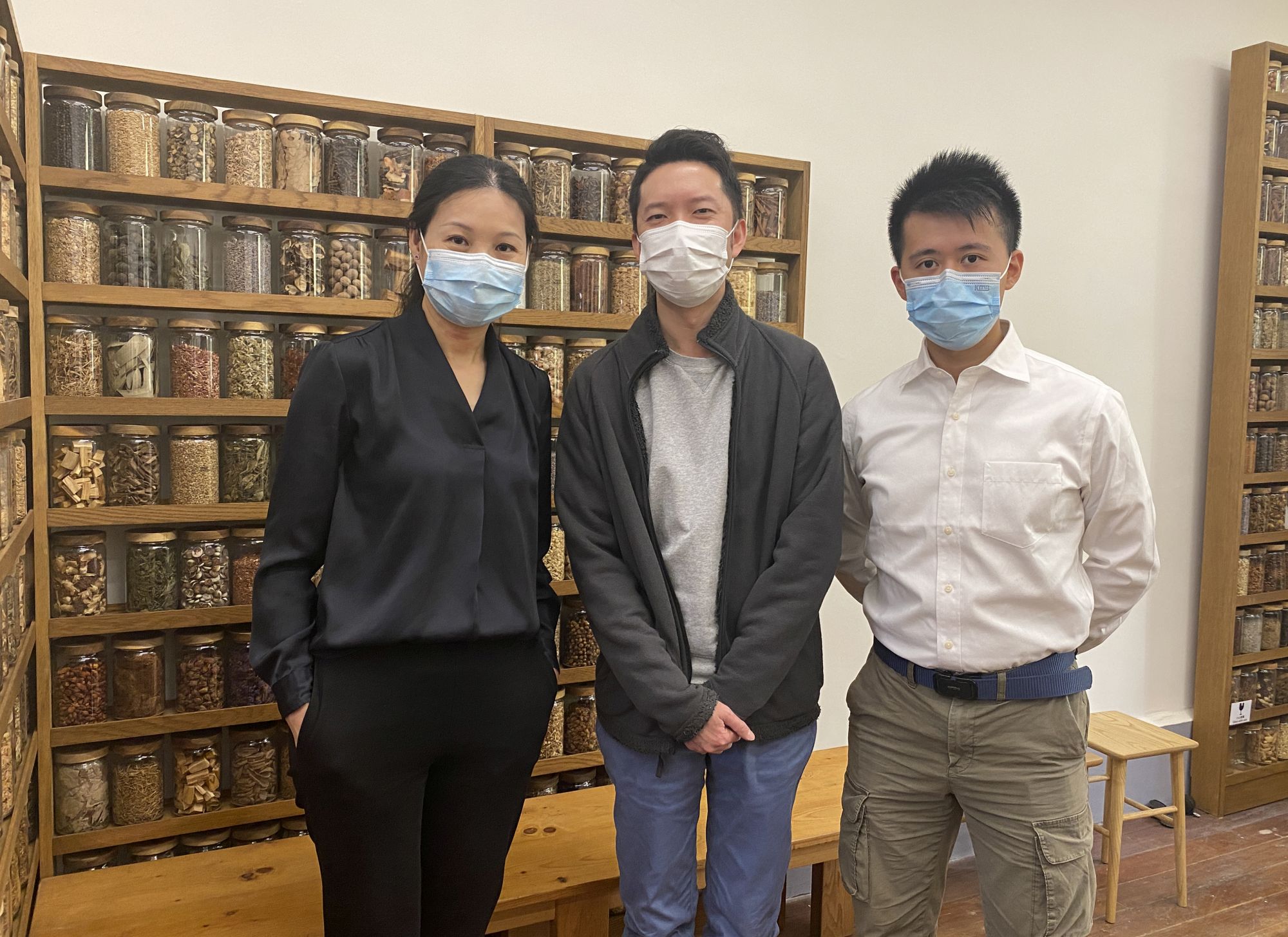 蒲窩青少年中心經理黃沛霖（中）表示，中心和建築署一直努力把蒲窩這座歷史建築保持在最好的狀態，讓市民有一個很好的聚腳點。左起：劉令怡、黃沛霖、黃家耀。