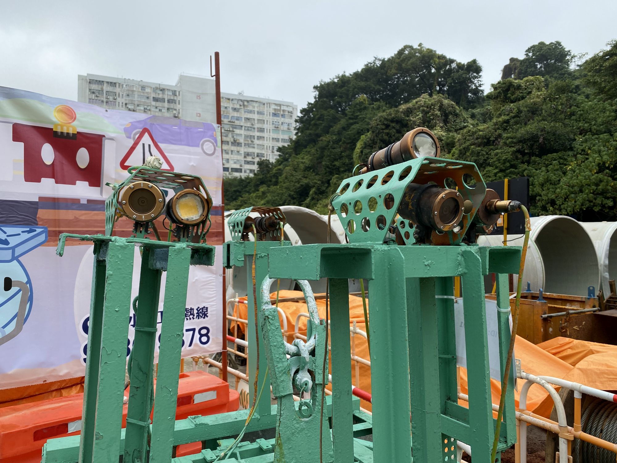 「龍門一號」和「龍門二號」配有鏡頭，可以把污水渠內的情況傳送至地面的控制台。