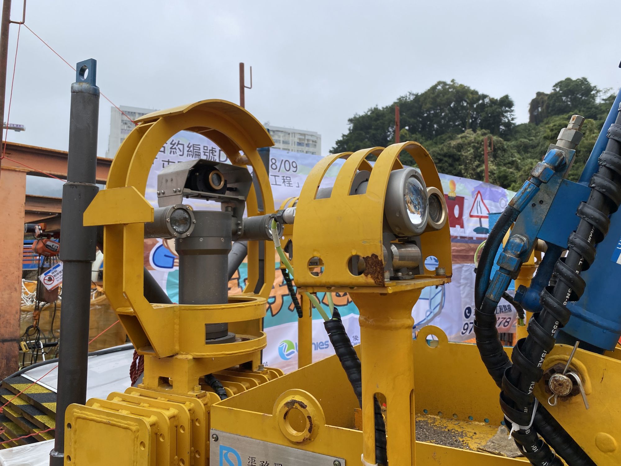 「龍門一號」和「龍門二號」配有鏡頭，可以把污水渠內的情況傳送至地面的控制台。