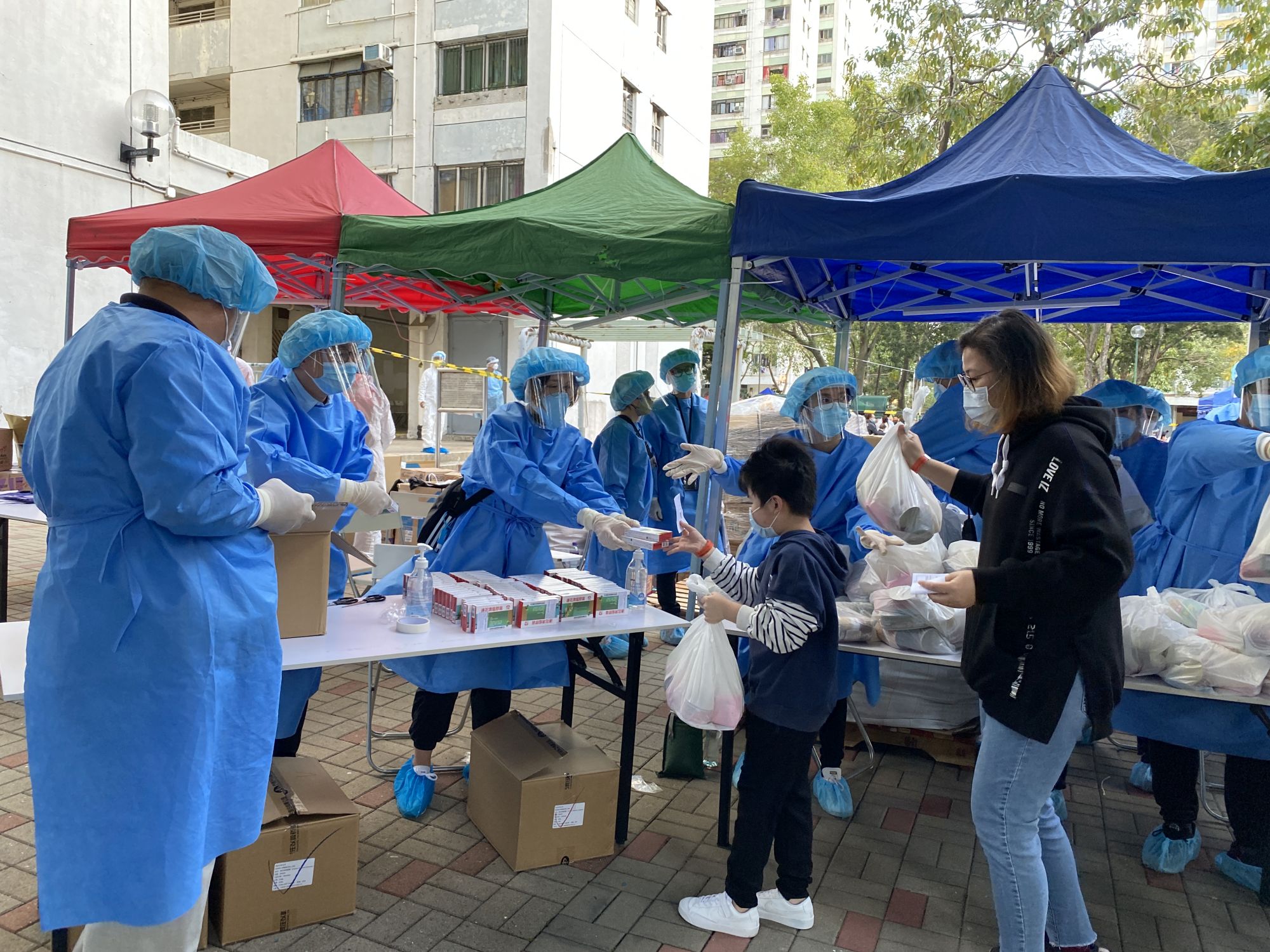 圍封強檢行動涉及不同崗位，包括在「受限區域」設置場地、分小隊逐戶拍門提醒居民下樓登記及檢測、派送物資予居民等。