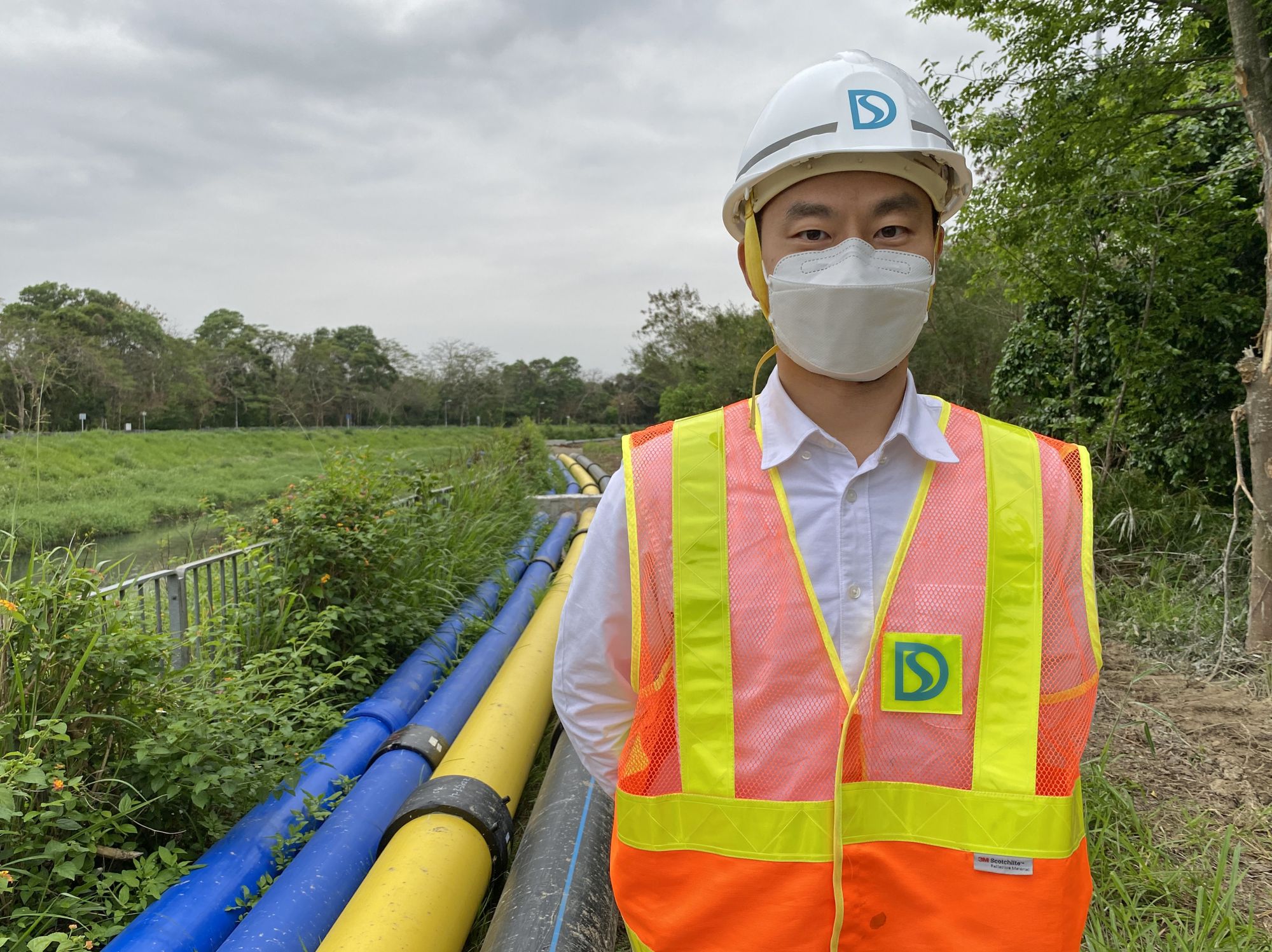 渠務署工程管理部工程師吳霆康表示，相約規模的工程一般要以月計才能完成，而署方動用三間承建商合共約200人，24小時工作，令污水系統七日竣工。圖中藍色的喉管為新建排污系統的加壓污水渠。