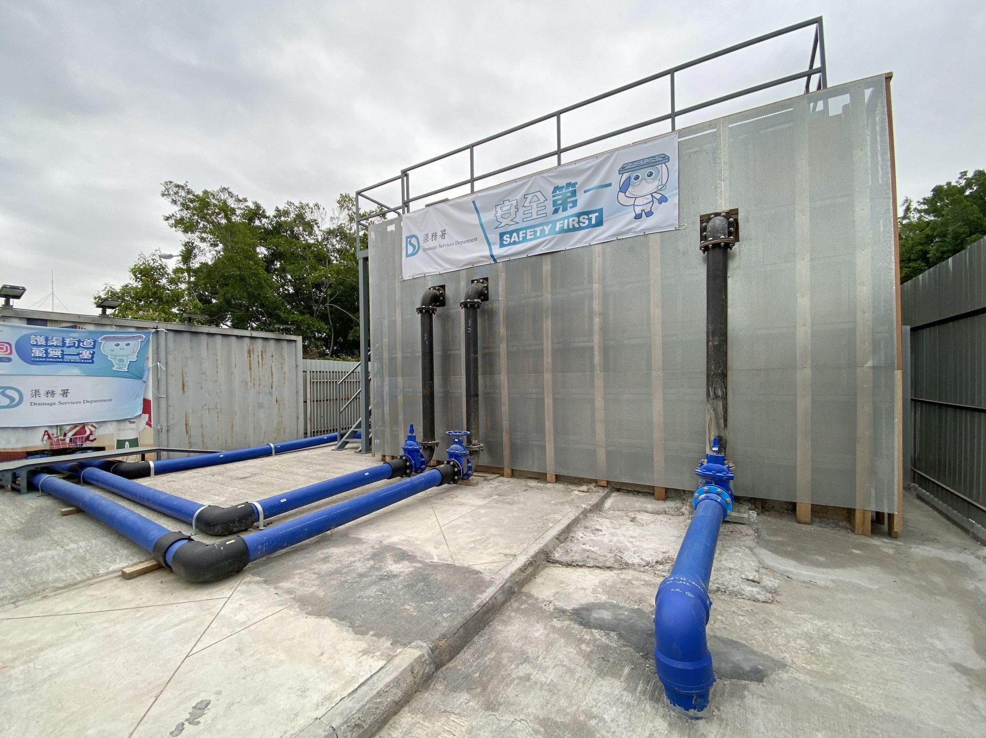 新田社區隔離設施的公共排污系統包括建造一所污水泵房、鋪設1.8公里長的雙管加壓污水渠、安裝機電設備等。