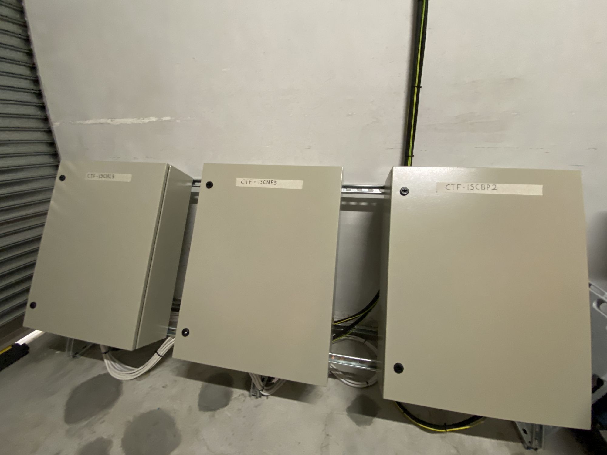 圖示加裝的供電設備。