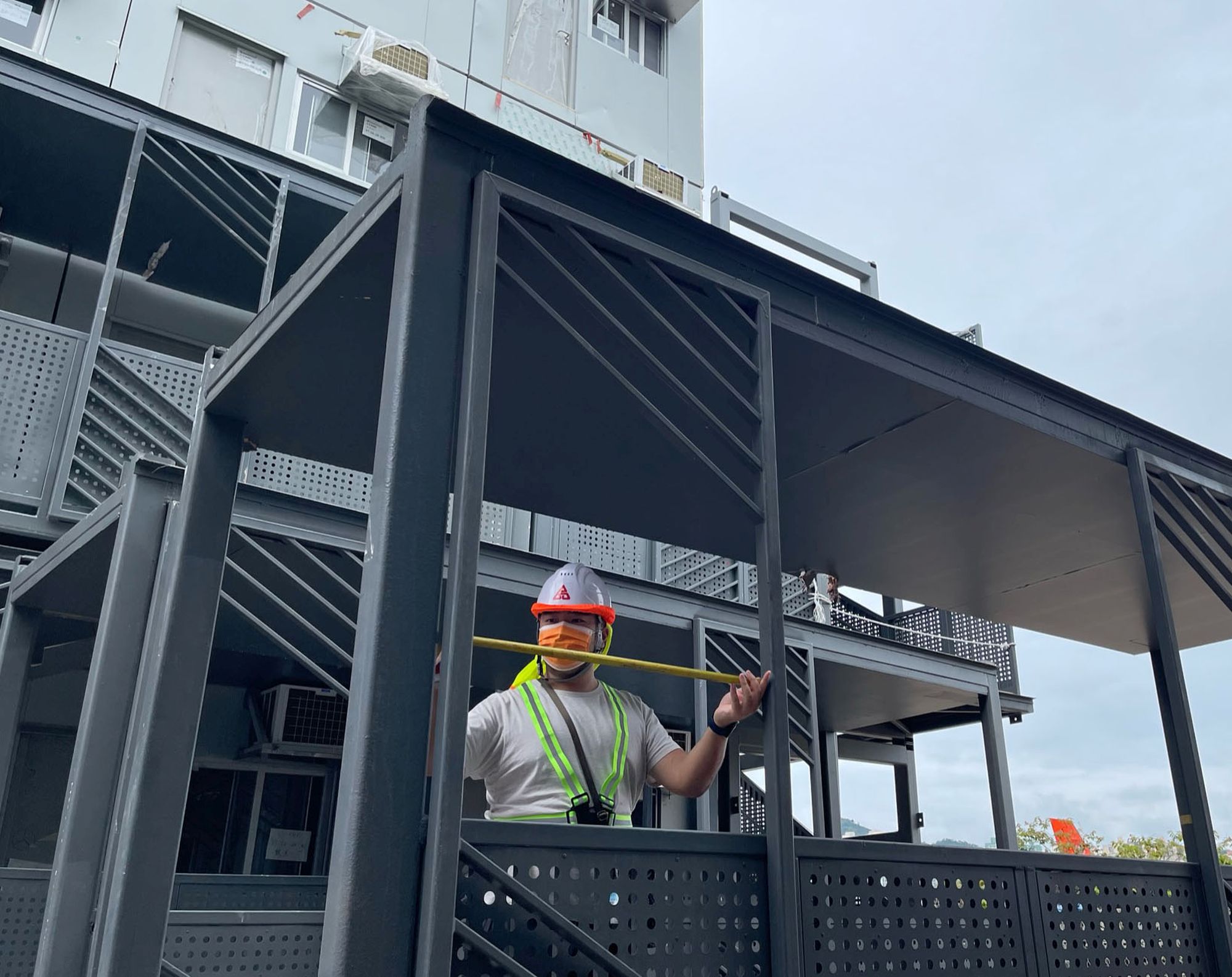 李甲烽形容，社區隔離設施不是普通的建築物，它們就像守護香港700多萬人健康的城牆。