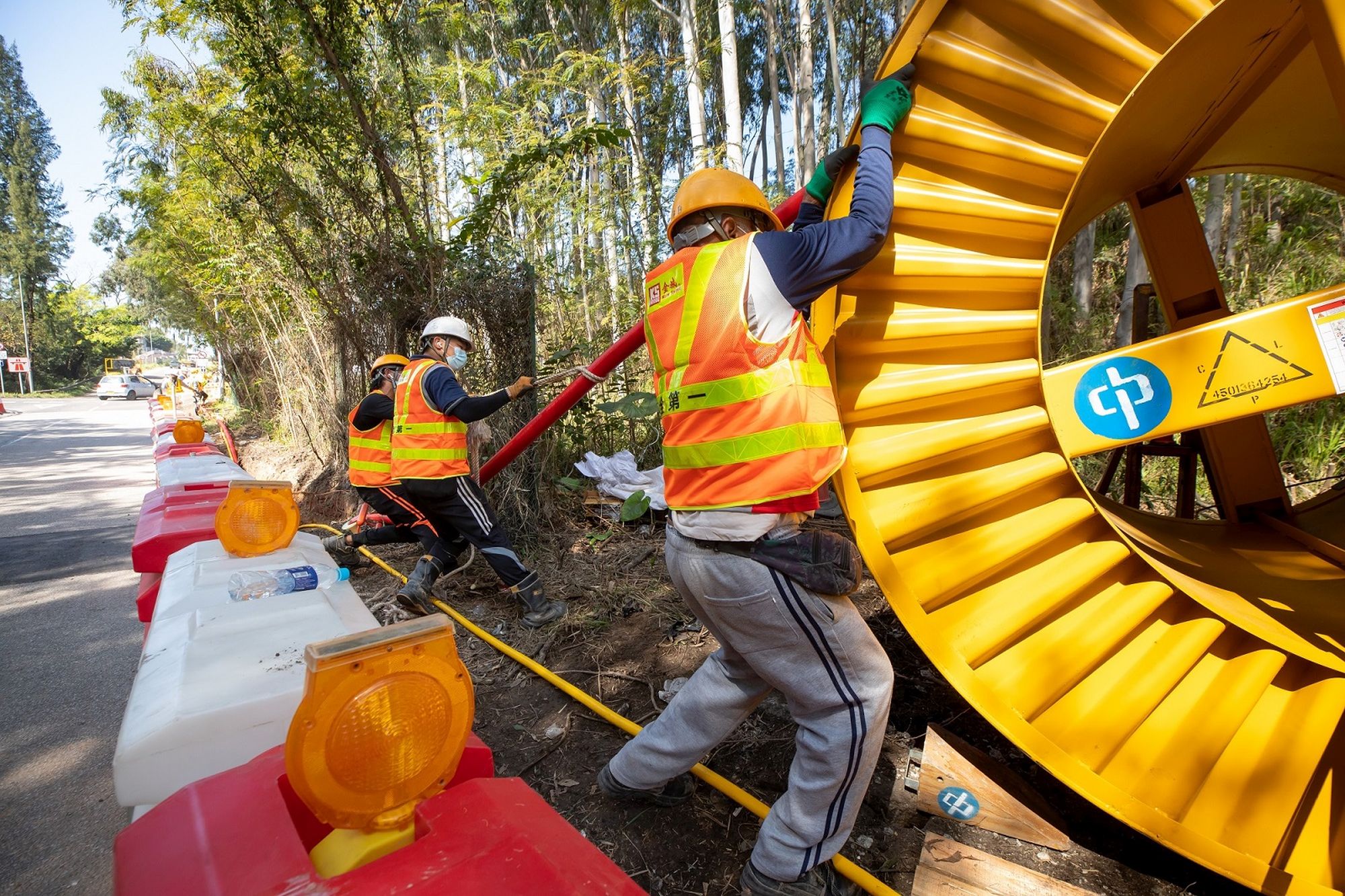 中華電力的工程團隊24小時工作，以破紀錄的速度為社區隔離設施完成多個供電項目。