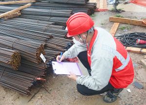 在竹篙灣增建隔離設施項目中，趙偉負責跟進施工進度及驗收事宜。