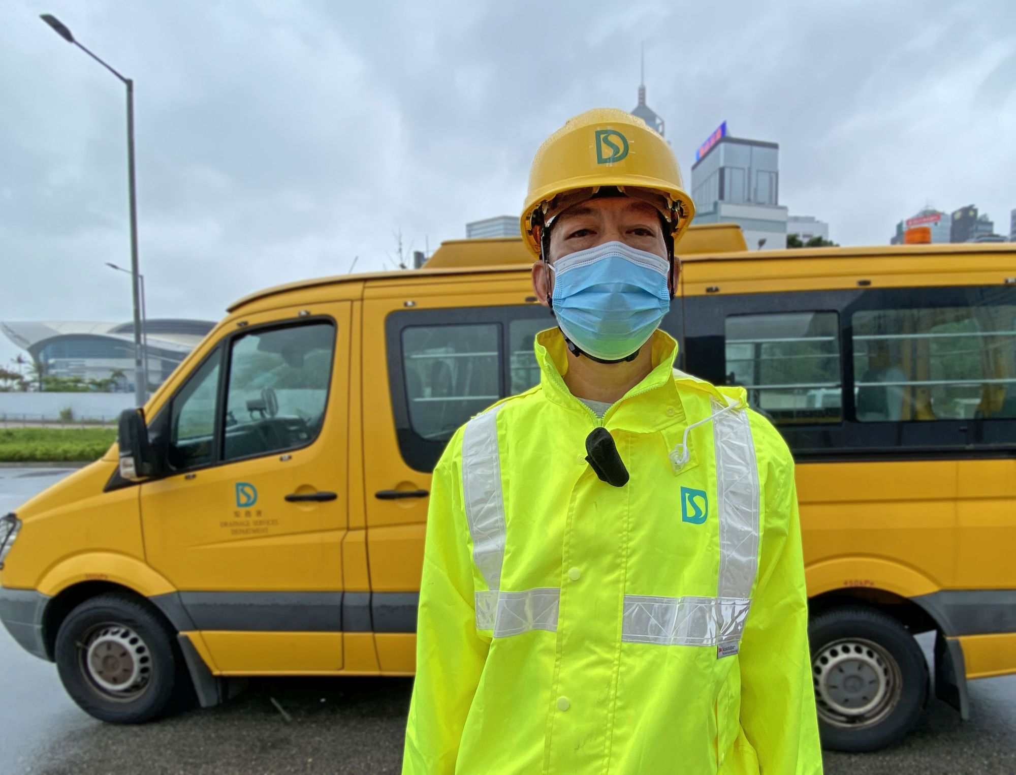 渠務署渠隊管理組通渠工長賴義明表示，當紅色、黑色暴雨警告信號、新界北部水浸特別報告，以及八號或以上熱帶氣旋警告信號生效時，「緊急事故控制中心」便會啟動，同事會24小時輪流當值，隨時候命。