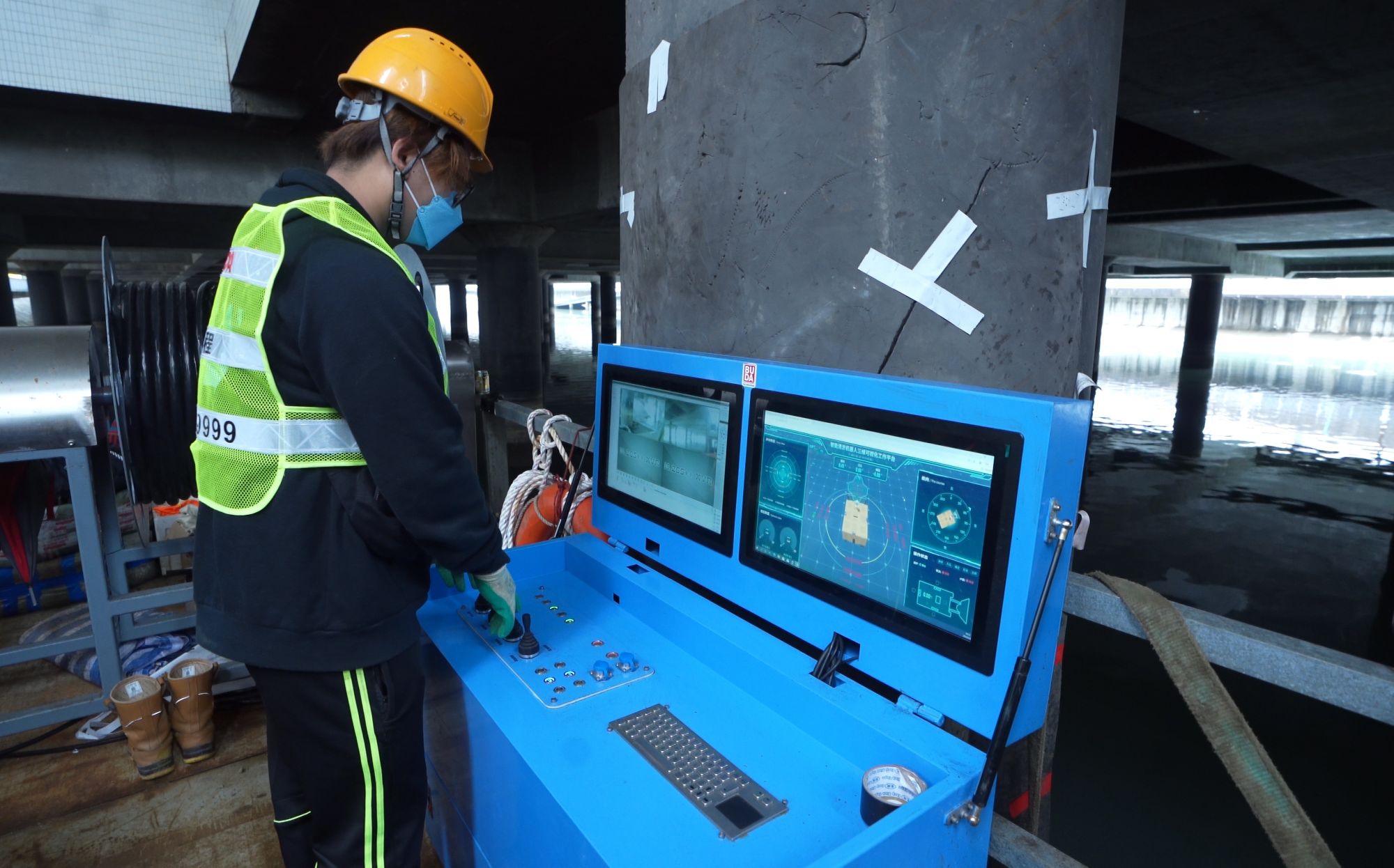 工作人員遙距操控機械人「深水清」進入河道，利用安裝在機械人的閉路電視和聲納裝置尋找並吸取淤泥。