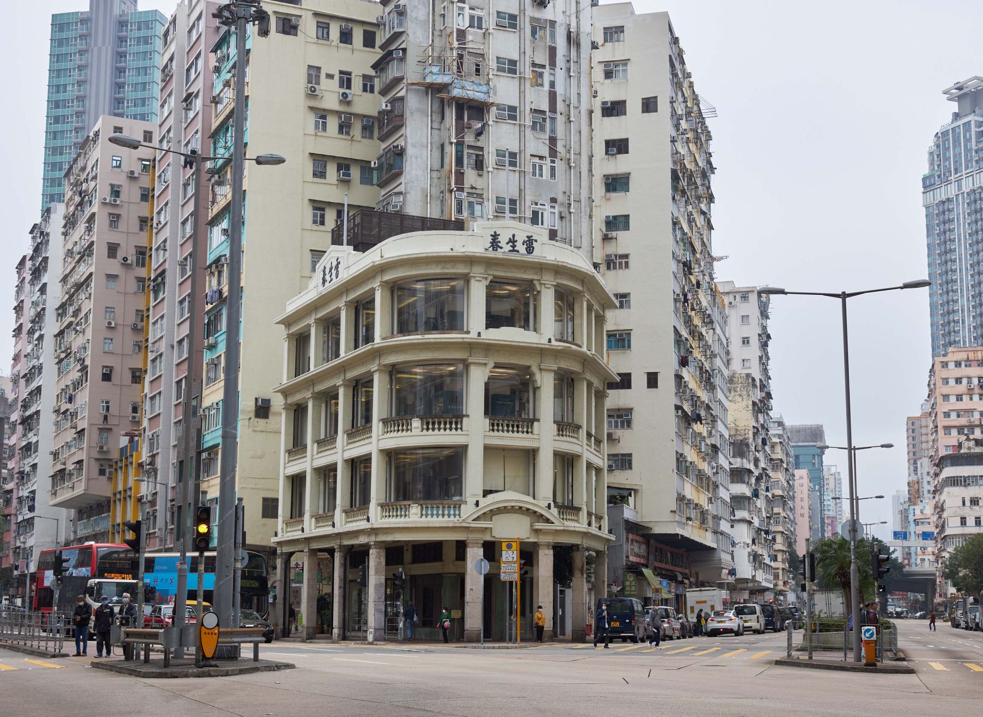 政府早前公布把雷生春列為法定古蹟。建築物位於荔枝角道與塘尾道交界一幅三角形用地，採用弧形設計配合。