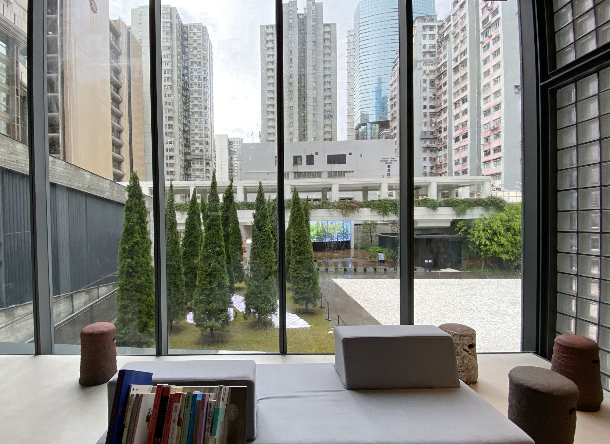 展覽館採用落地玻璃，讓室內的參觀者可看到廣場的展品，路人亦可眺望廳內展品，吸引他們進入展覽館。