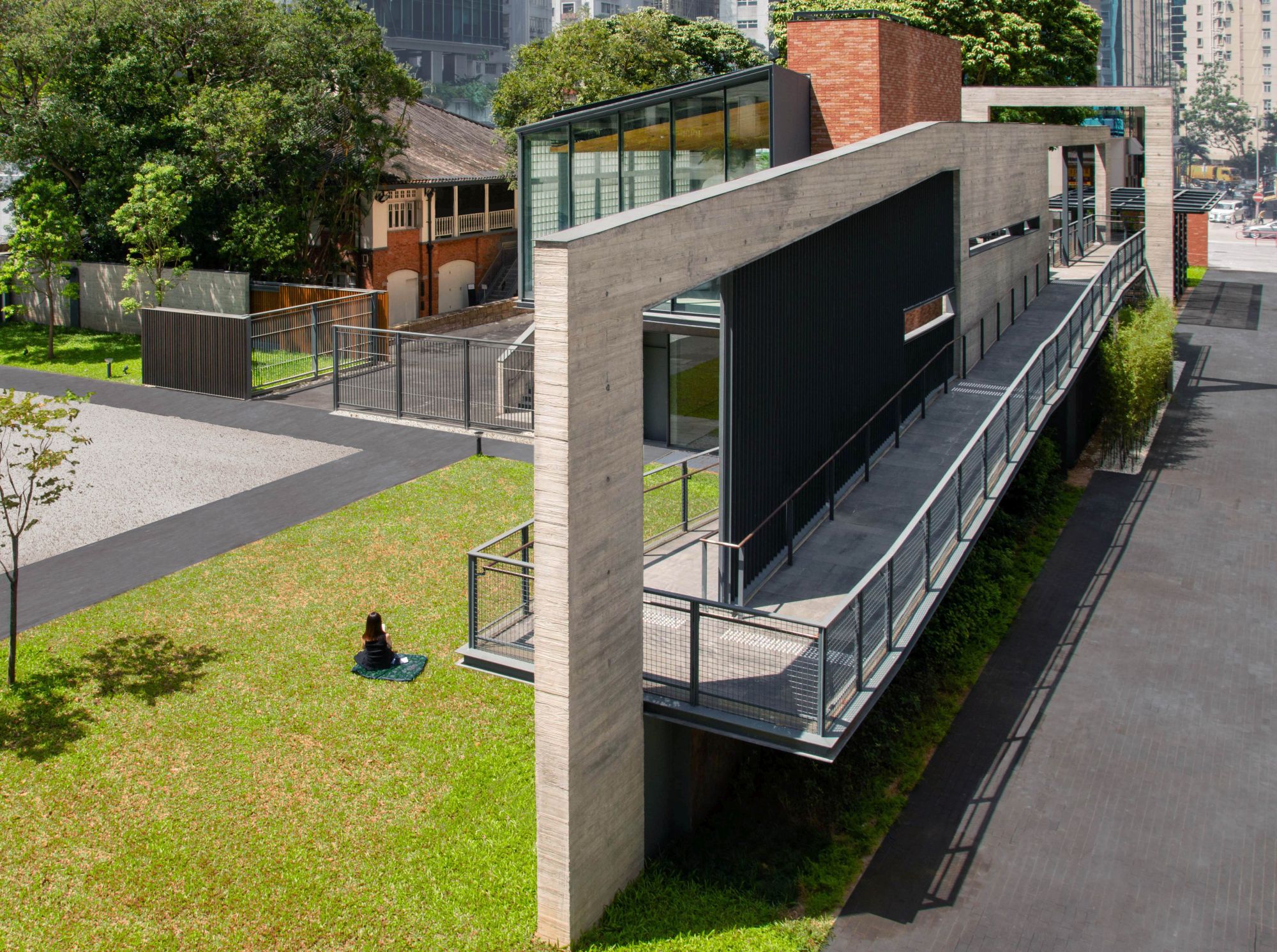 展覽館旁的斜道是一條可欣賞所有室外展區的路線。