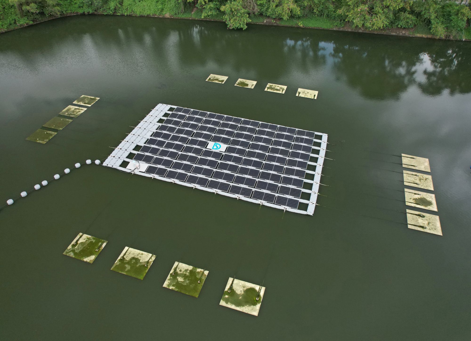 工程團隊為浮式太陽能發電系統設計錨固系統時，花了不少心思，以防系統因撞擊而損毀，或因大幅度移位而令電纜斷裂等。