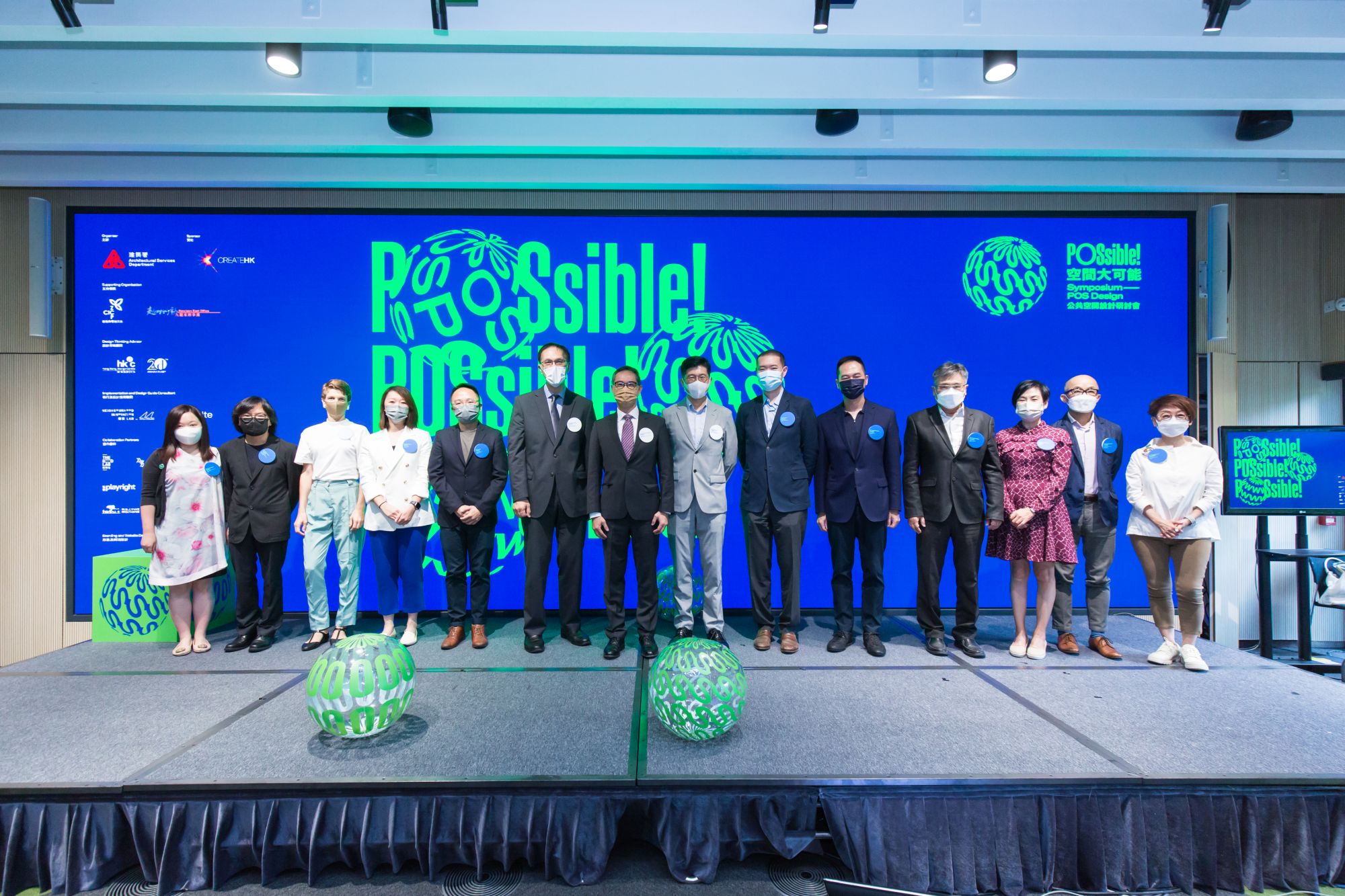 在公共空間設計研討會上，本地及國際專家及學者分享他們參與公共空間設計及管理的經驗。發展局常任秘書長（工務）劉俊傑（左七）及建築署署長謝昌和（左六）擔任主禮嘉賓。