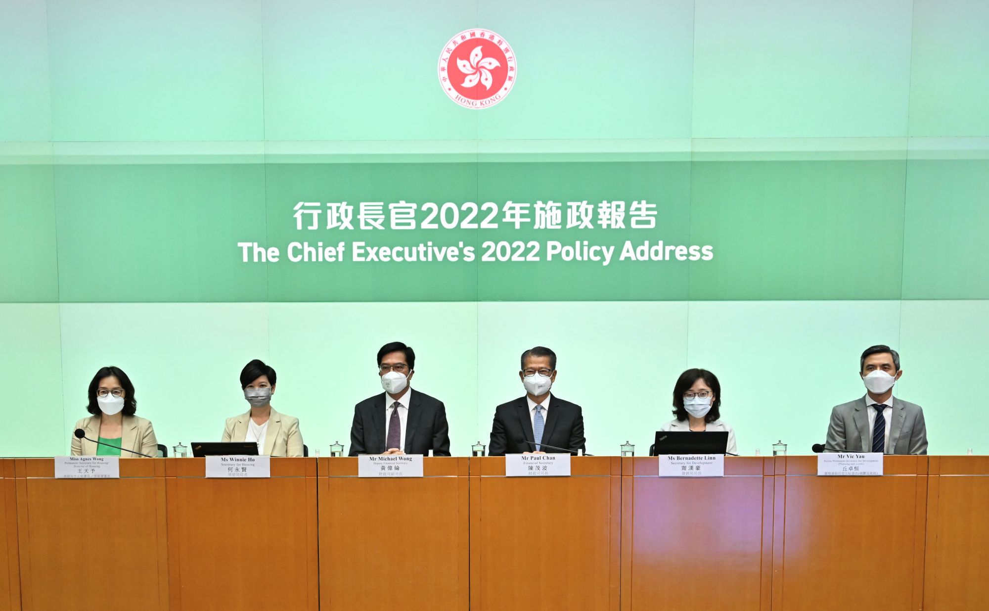 財政司司長陳茂波（右三）日前聯同財政司副司長黃偉綸（左三）、發展局局長甯漢豪（右二）、房屋局局長何永賢（左二）、房屋局常任秘書長／房屋署署長王天予（左一）和署理發展局常任秘書長（規劃及地政）丘卓恒（右一）舉行記者會，闡述《行政長官2022年施政報告》中有關土地及房屋的措施。