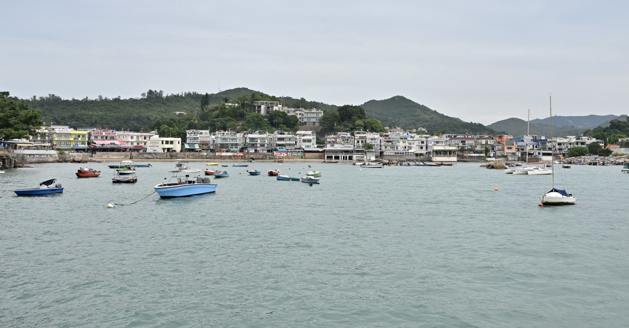 旅客可沿北角碼頭附近的南丫島家樂徑前往燈塔、北角山、南丫風采發電站的風車、榕樹灣等。