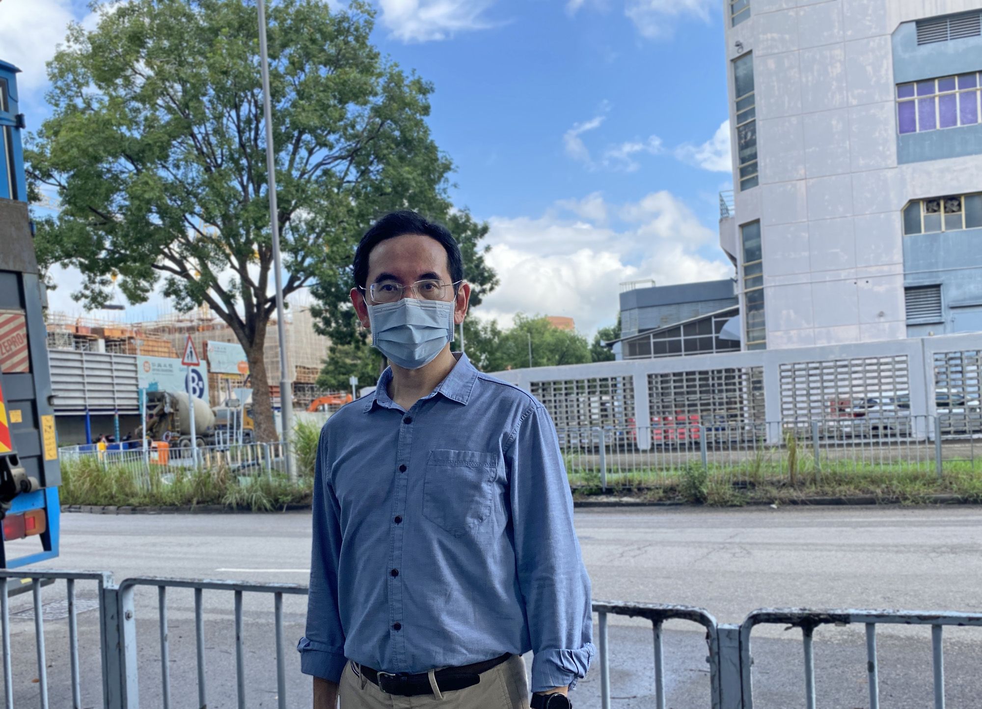 發展局副局長林智文表示，為發展多層現代產業大樓，政府明年起會陸續為首批五幅位於洪水橋和元朗的土地進行招標。