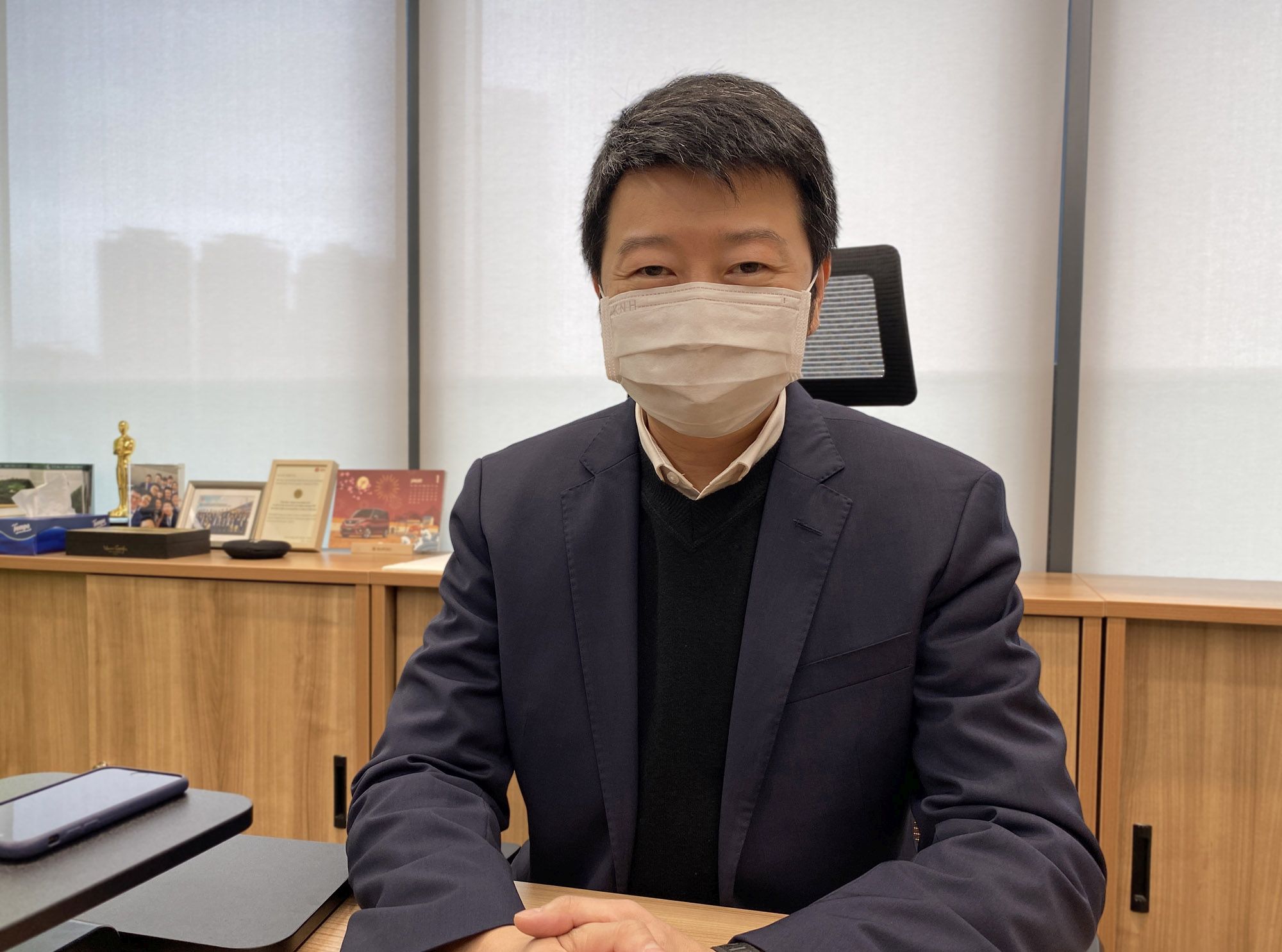 香港汽車商會會長劉家輝表示，商會一直在港尋求更多空間予其會員發展相關業務，因此商會樂見及歡迎政府發展多層現代產業大樓。