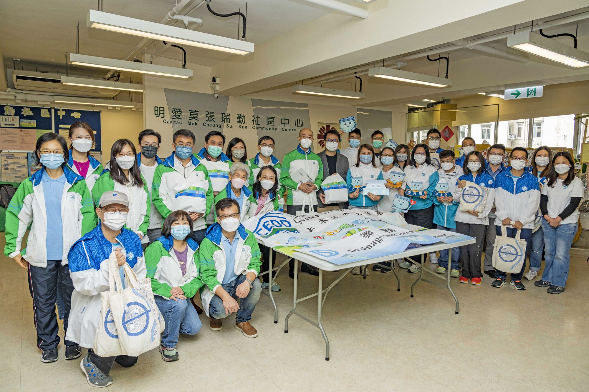 土木工程拓展署、水務署和渠務署不時舉行跨部門義工服務。日前他們一起到西環邨探訪長者。