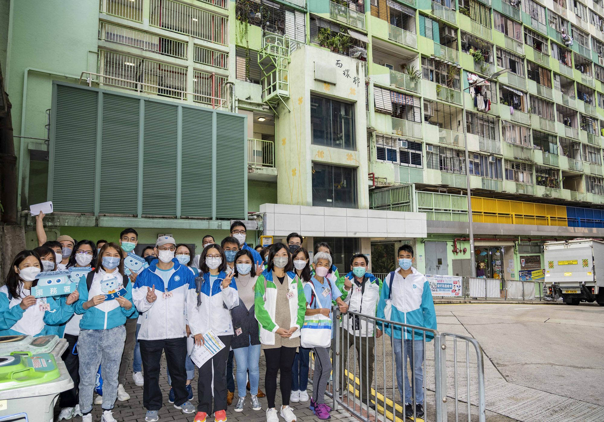 土木工程拓展署、水務署和渠務署不時舉行跨部門義工服務。日前他們一起到西環邨探訪長者。