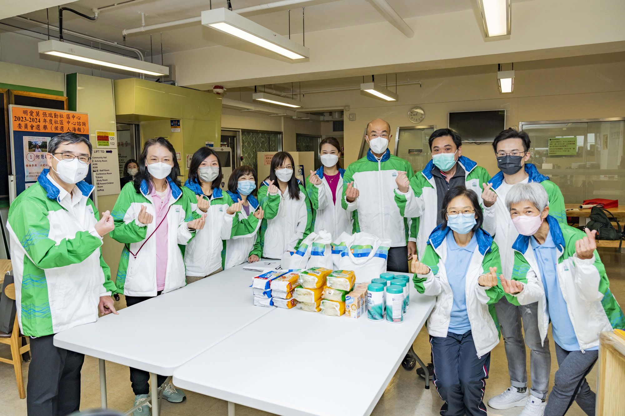 土木工程拓展署署長方學誠（左七）日前與同事參與西環邨的探訪活動，並為長者送上禮物包。