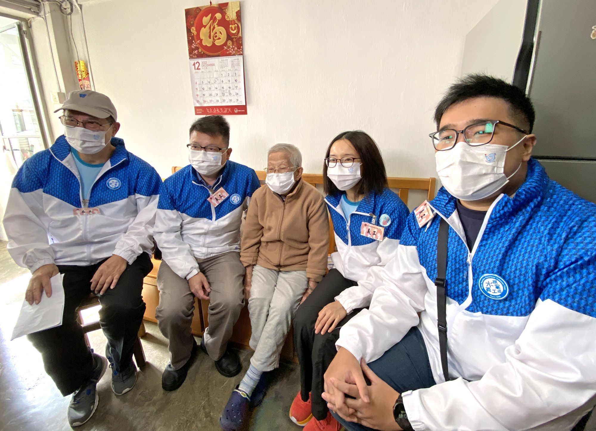 水務署工程師譚家欣（左四）表示，參與跨部門義工服務，助人之餘，亦令她認識了不少志同道合的義工朋友。