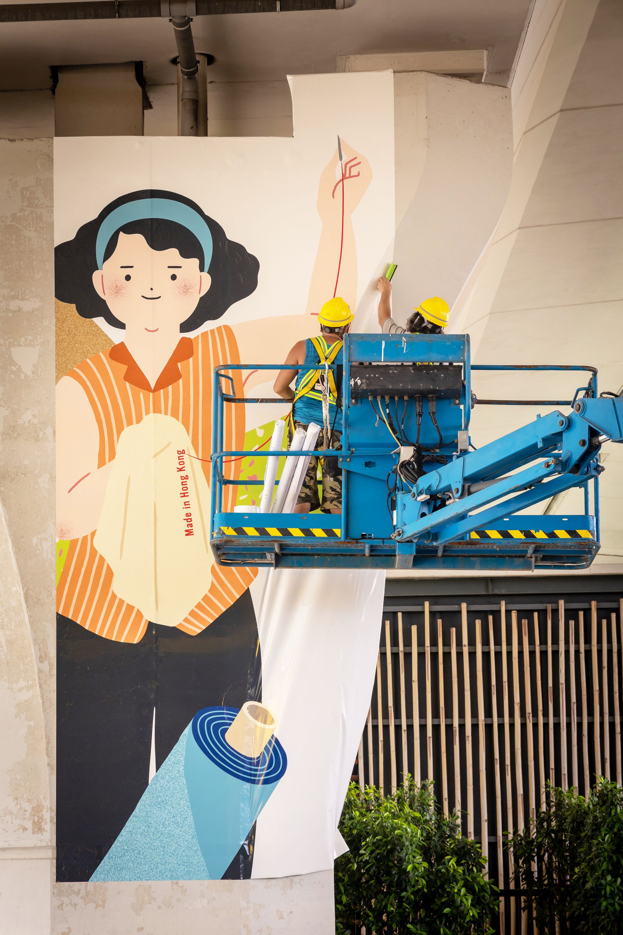 在觀塘繞道下製作壁畫時，工程團隊要與持份者保持溝通和協調，確保施工過程順暢的同時，亦不會影響各個場地的使用者。