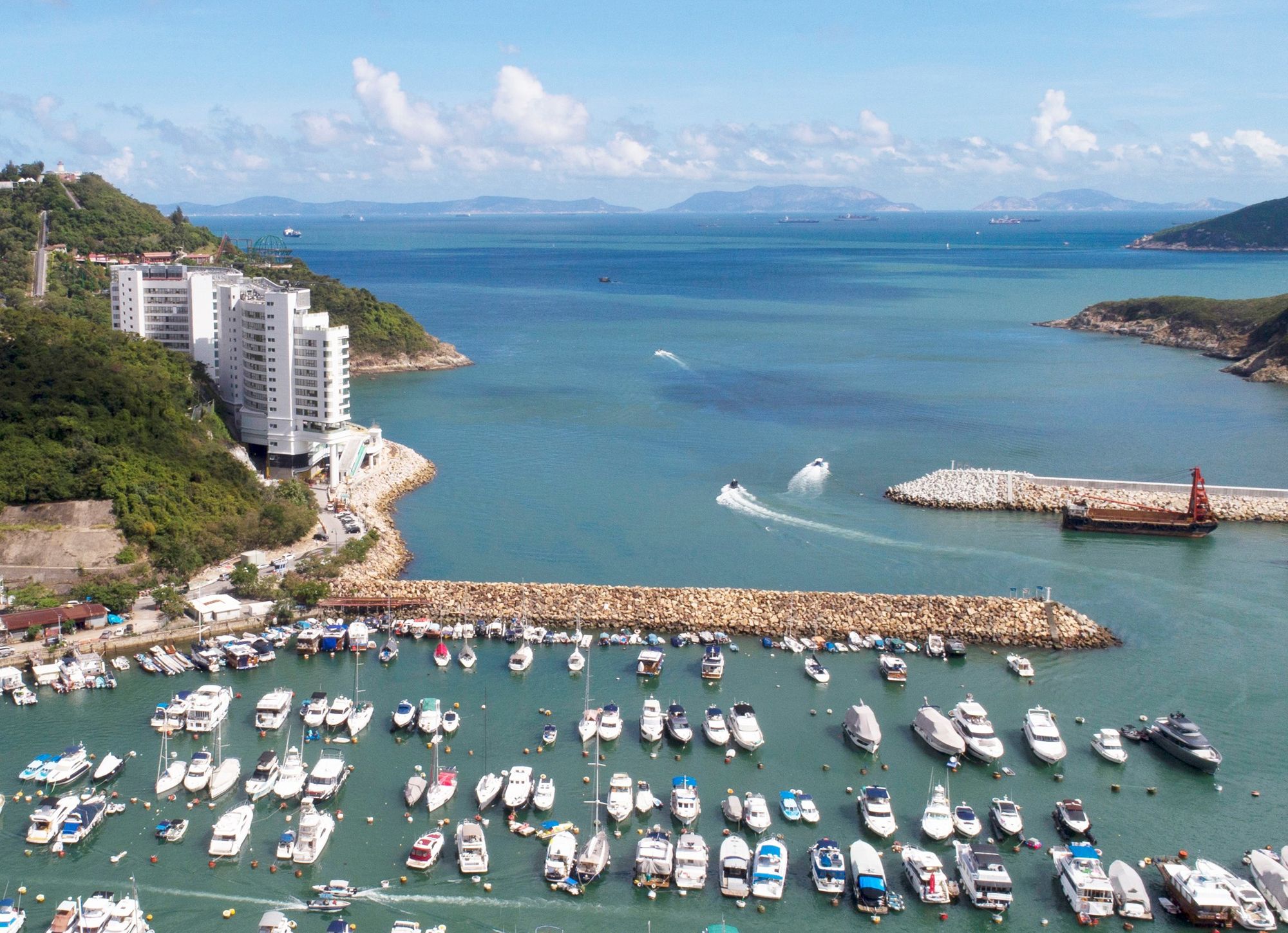 其他大型工程包括擴建香港仔避風塘，以增加船隻停泊區。