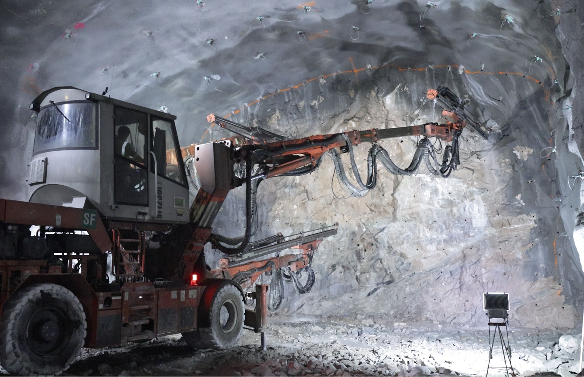 在建造岩洞期間，備有監察系統的智能鑽挖機進行鑽孔工序，能夠進一步提高鑽孔準確度，從而提高施工質素。