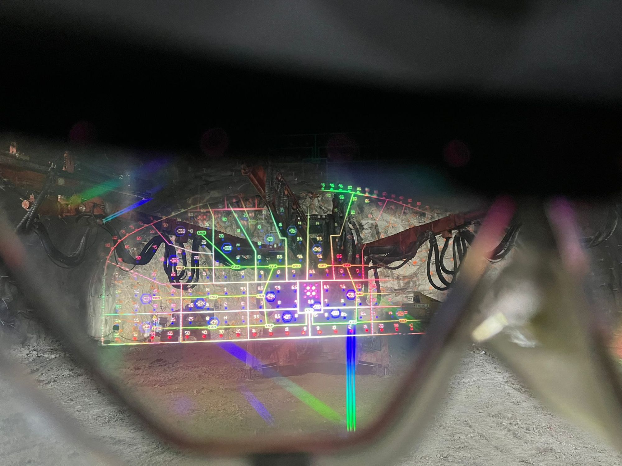 監督人員使用特製的眼鏡顯示器，在爆破面投影爆破設計圖像，有助提高驗證程序的準確性及減省工序時間。