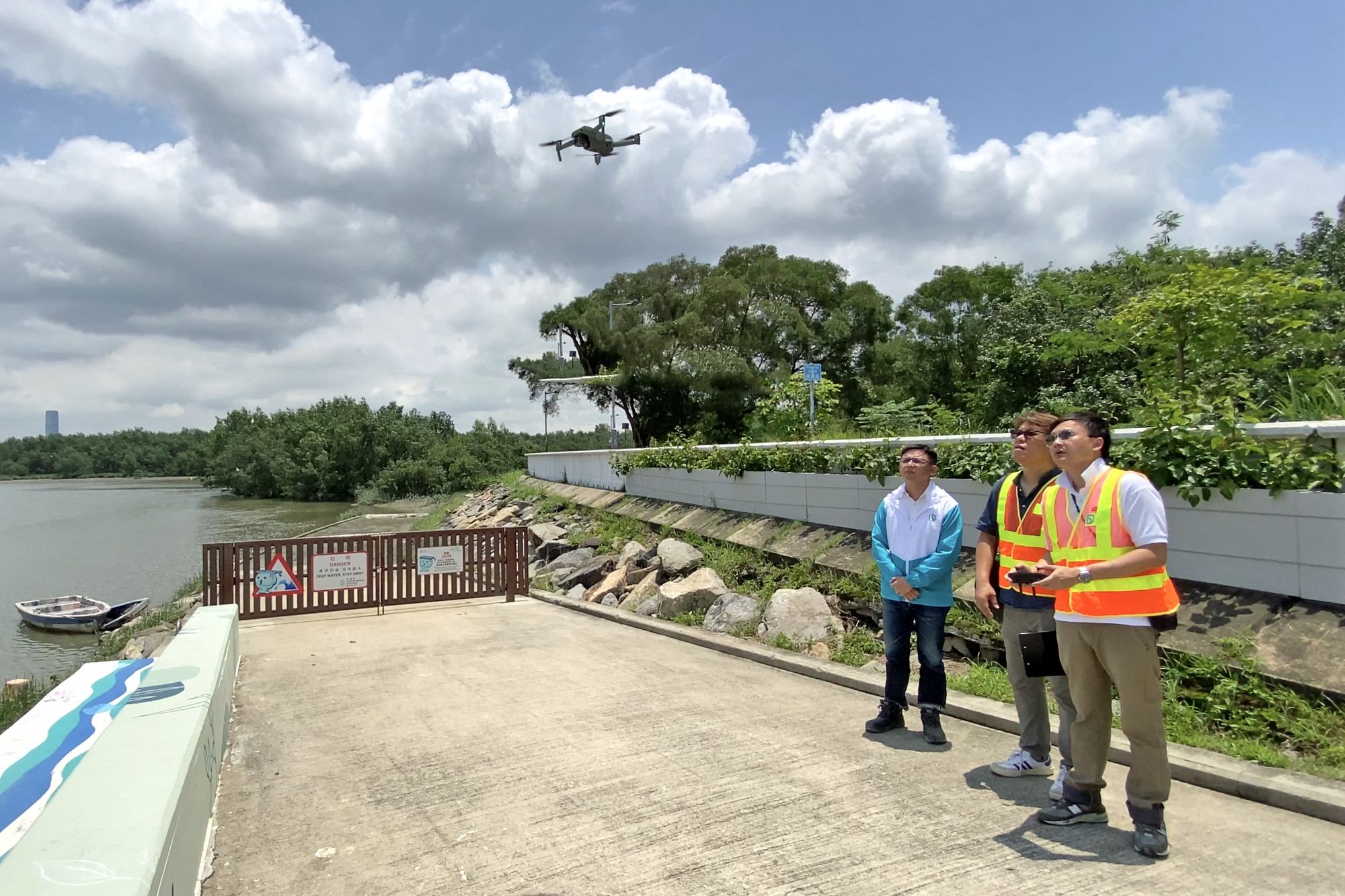 渠務署無人機操作員示範如何操作無人機，巡查渠務署轄下的河道。