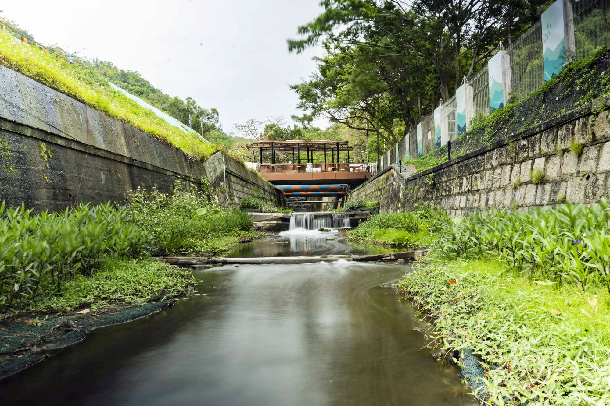 佐敦谷水道去年以「河畔城市」概念完成活化，展現綠化河道、增加公共休憩空間、帶動近水文化等多項設計元素，包括設置「綠化咖啡枱」、太陽能充電裝置等。