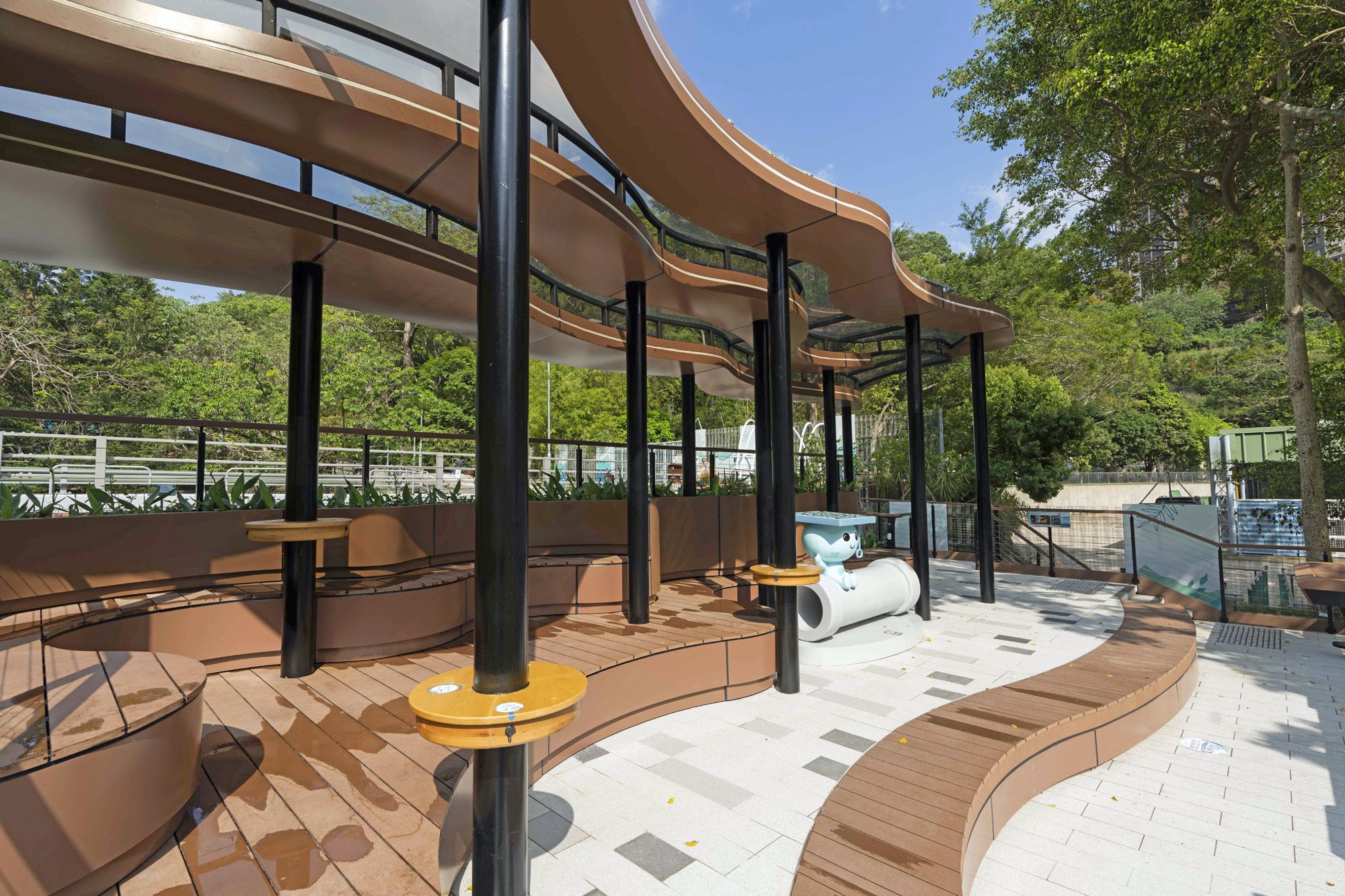 佐敦谷水道去年以「河畔城市」概念完成活化，展現綠化河道、增加公共休憩空間、帶動近水文化等多項設計元素，包括設置「綠化咖啡枱」、太陽能充電裝置等。