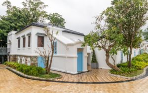 為符合建築物消防安全守則及無障礙通道的要求，活化項目如圖中的薄鳧林牧場新增一條可達至主樓一樓的斜道。