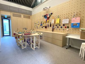 鰂魚涌海濱旁的「舍區」為該區的居民及工作人士提供一個鬧市中的｢綠洲｣，既可讓他們進行休閒活動，亦可租借場地舉辦不同節目。