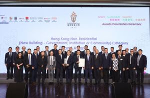 在早前舉辦的「優質建築大獎2022」頒獎禮，建築署奪得多個大獎，包括北大嶼山醫院香港感染控制中心在「香港非住宅項目（新建築物 ─ 政府、機構或社區）」獲得「優質建築大獎｣和大會的「創新項目大獎｣。