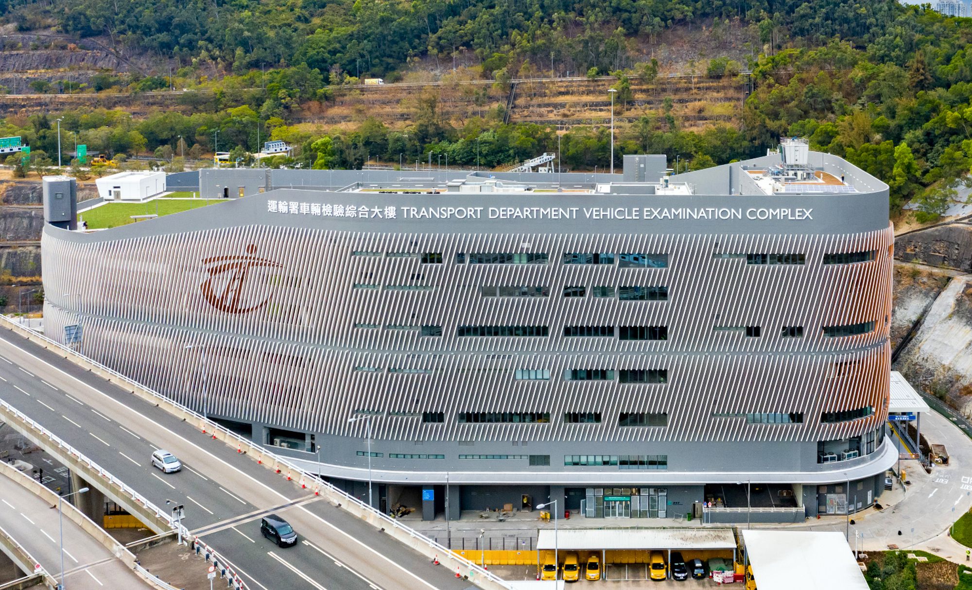 位於青衣的運輸署車輛檢驗綜合大樓於2021年4月1日起分階段啓用。建築署為項目設計創新的車道 ─ 「雙螺旋坡道」，減低車輛迎面行駛時導致意外的風險。