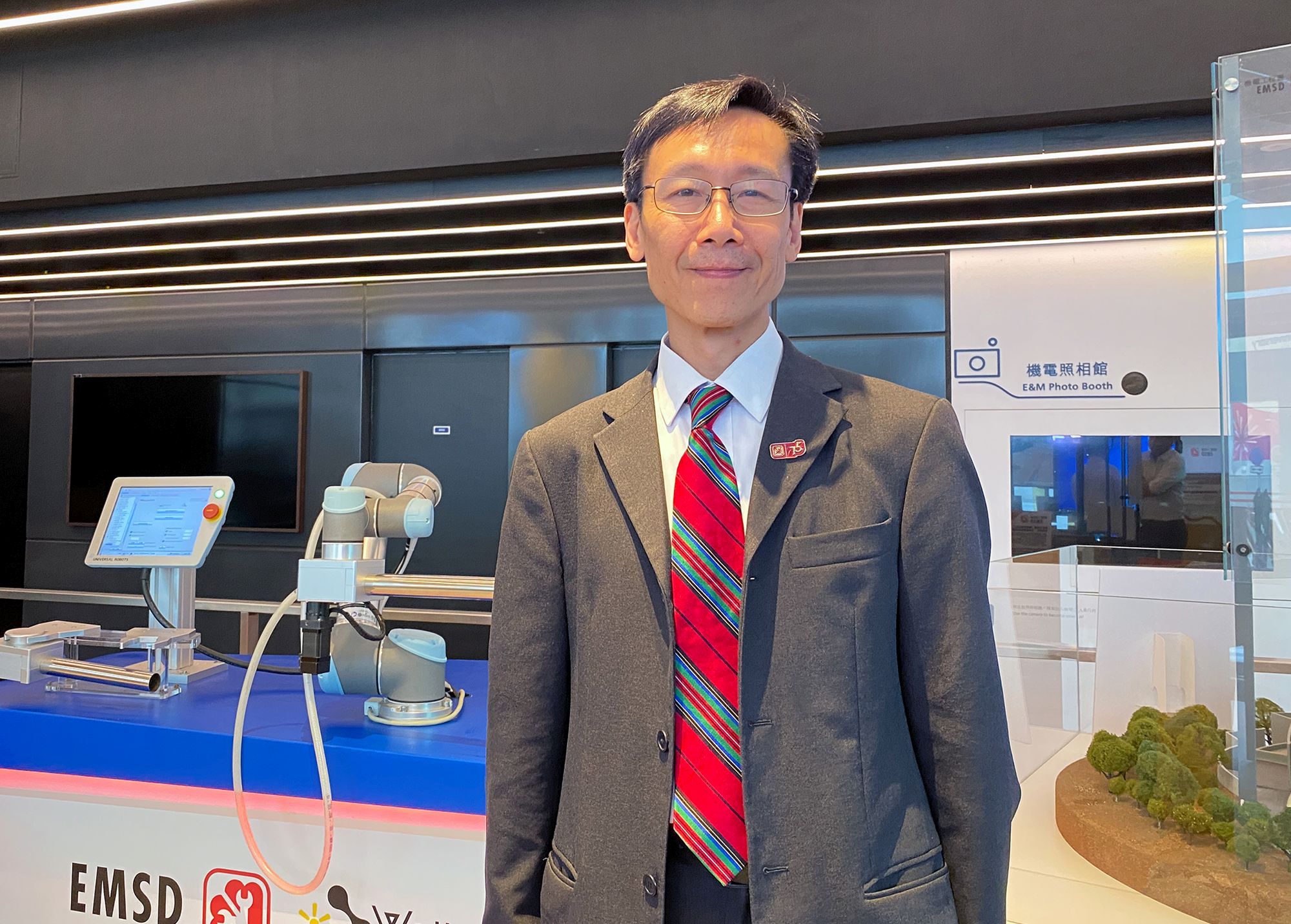 機電署總工程師（數碼科技）李子傑表示，署方作為政府機電工程服務的提供者及「創新促成者」，會繼續與不同伙伴合作，全力支援各政府部門落實智慧城市措施及實現碳中和。