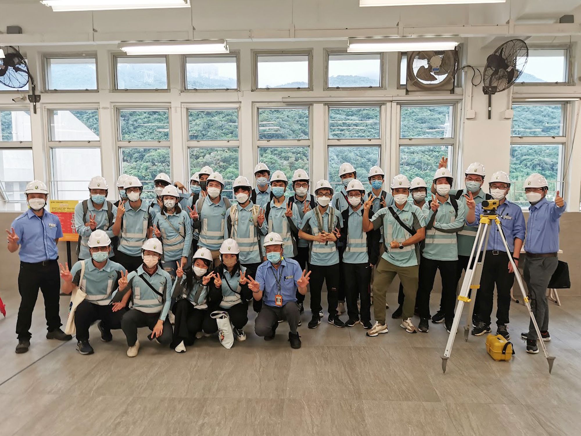 梁家燕（第一排右二）與學院的導師和同學合照。